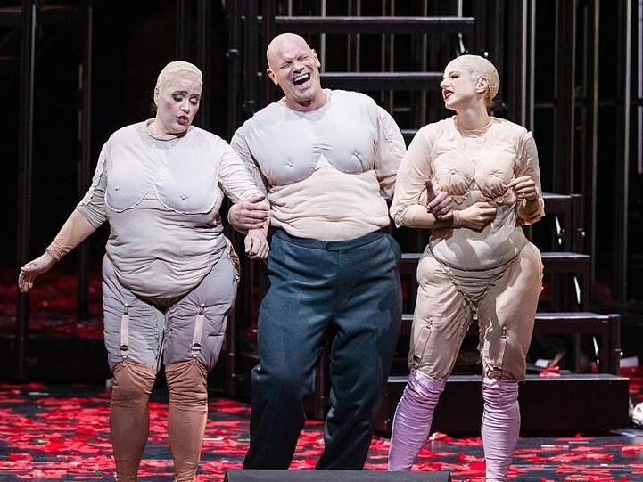 Die Sänger Katja Pieweck (l-r) als Aleksandra Grigoriewna Podotschina, Bo Skovhus als Platon Kusmitsch Kowaljow und Athanasia Zöhrer als Tochter der Podtotschina.