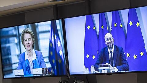 Charles Michel, Präsident des Europäischen Rates, spricht per Videoschalte mit EU-Kommissionschefin Ursula von der Leyen.