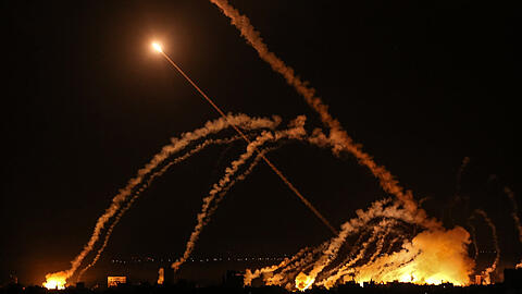 Raketen werden von Gaza-Stadt in Richtung Israel abgefeuert.