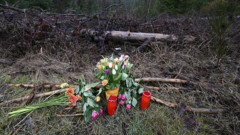 Blumen und Kerzen für ein totes Kind: Hier wurde Luises Leiche gefunden.