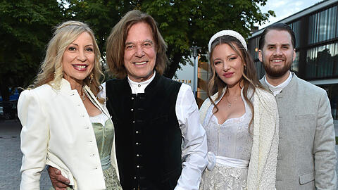 Jürgen Drews strahlt mit Frau Ramona, Tochter Joelina und deren Freund Adrian Louis in München.