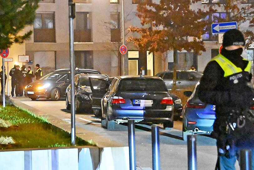 Constanze-Hallgarten-Straße in Obersendling: Bei einer Festnahme haben Beamte nach Polizeiangaben einen Verdächtigen angeschossen.