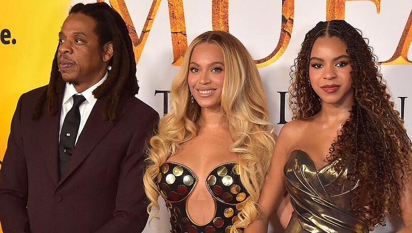 Jay-Z und Beyonc&eacute; mit ihrer Tochter Blue Ivy (r.) auf einem roten Teppich.