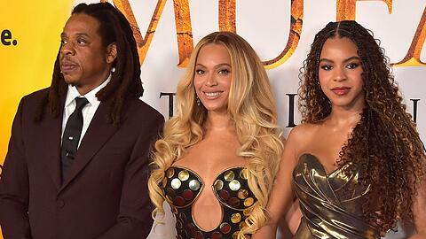 Jay-Z und Beyonc&eacute; mit ihrer Tochter Blue Ivy (r.) auf einem roten Teppich.