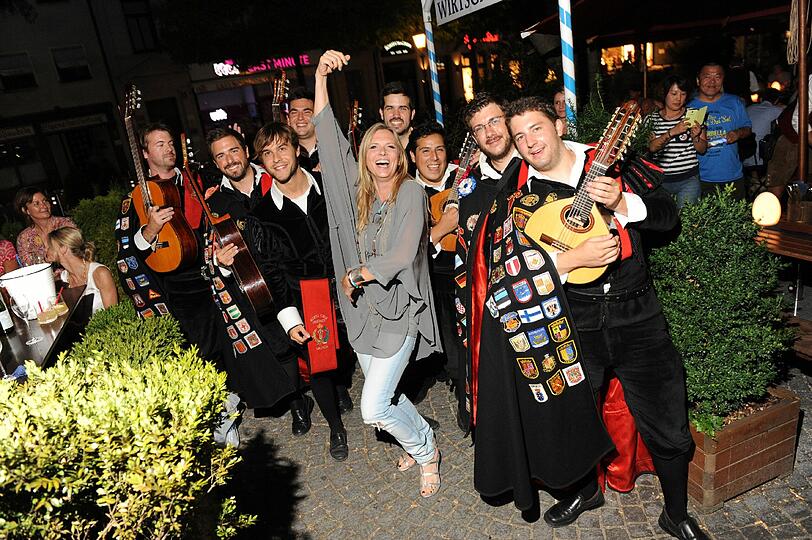Nicole Betzler-Boettcher hat sichtlich Spaß mit der Live-Band.