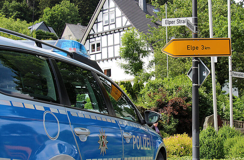 Ein Polizeiwagen sperrt eine Straße nahe Elpe ab.