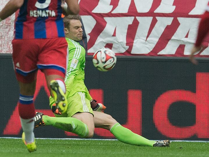 Manuel Neuer - Note 2    Versteckte sich mit seinem grünen Trikot auf dem grünen Rasen. Hätte er keine orangenen Handschuhe getragen, wäre er nicht aufgefallen. Durfte deshalb noch weniger mitspielen als sonst. Die orangenen Handschuhe fielen auf, als der Ball bei Sobiechs Alleingang nicht im Tor landete, sondern im Toraus.