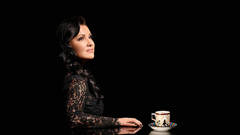 Anna Netrebko mit einer Tasse aus ihrem 15-teiligen Teeservice.