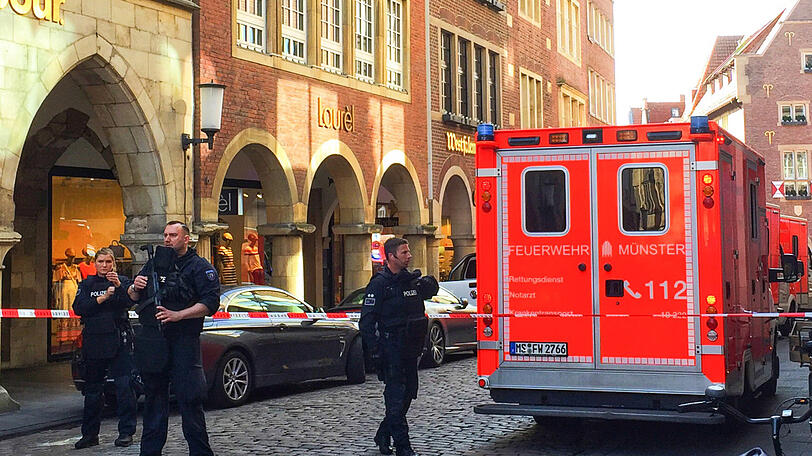 Ein Lkw ist in der Innenstadt von Münster in eine Menschenmenge gefahren. Die Bilder vom Einsatz der Polizei- und Rettungskräfte.