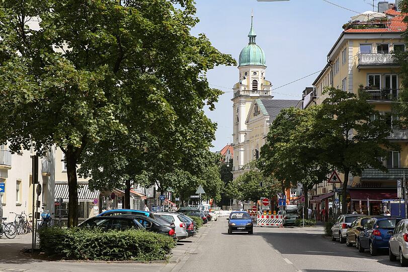 Blick gen Josephskirche heute: Bäume vertuschen, dass die Fassaden der Wohnhäuser nicht mehr ganz so prachtvoll sind wie vor hundert Jahren.