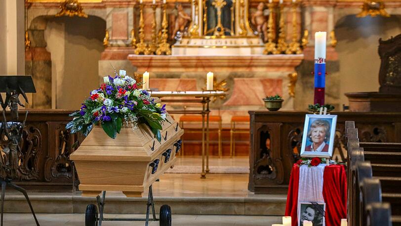 Bunte Blumen, viele Kerzen und zwei Bilder, die Marianne Lowitz in frühen Jahren und zuletzt zeigen. Bunte Blumen, viele Kerzen und zwei Bilder, die Marianne Lowitz in frühen Jahren und zuletzt zeigen.