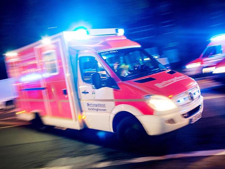 Ein Rettungswagen fährt mit Blaulicht durch eine Straße. Foto: Marcel Kusch/dpa