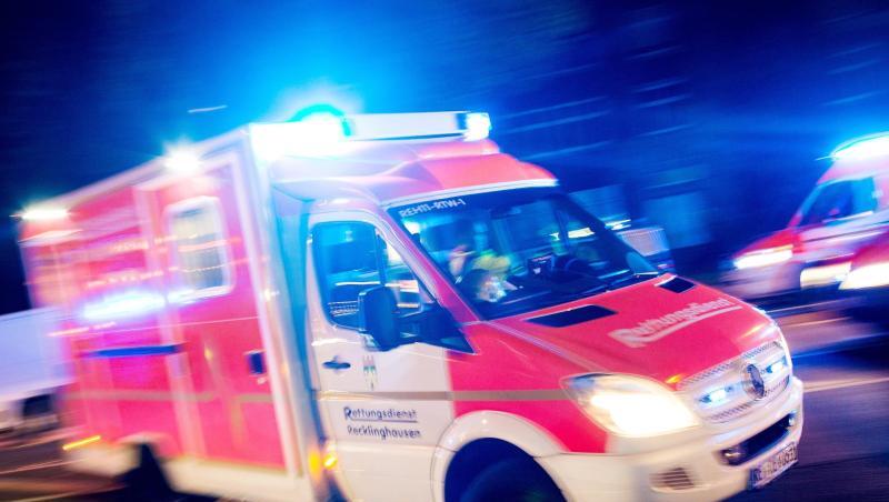 Ein Rettungswagen fährt mit Blaulicht durch eine Straße. Foto: Marcel Kusch/dpa Ein Rettungswagen fährt mit Blaulicht durch eine Straße. Foto: Marcel Kusch/dpa