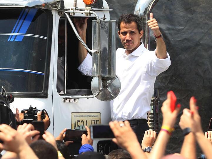 Juan Guaido, selbst ernannter Interimspräsident von Venezuela, zeigt sich optimistisch, als er mit einem Lastwagen, der humanitäre Hilfe nach Venezuela transportieren soll.