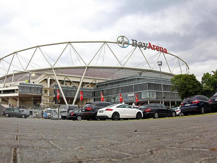 Eine Außenaufnahme der BayArena aus dem Jahr 2012 mit Blick auf die Westtribüne. Foto: Kevin Kurek/Archivbild
