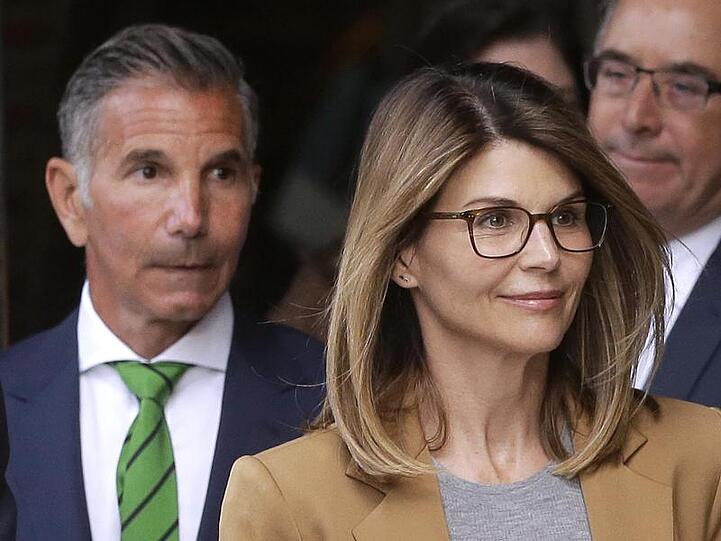 Lori Loughlin und ihr Mann Mossimo Giannulli verlassen das Bundesgericht.