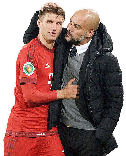 Das ist lange her: Thomas Müller und Pep Guardiola am 27. Oktober 2015 am Rande der Pokalpartie der Bayern beim VfL Wolfsburg (3:1).