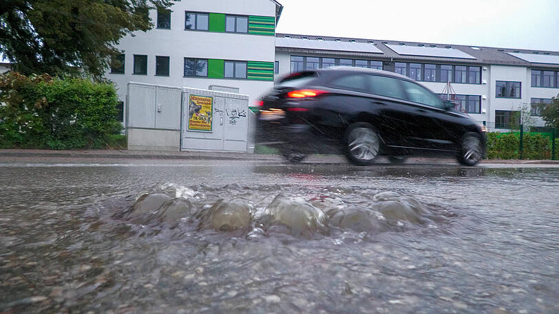 Die Kanalisation schaffte die Wassermassen nicht mehr.