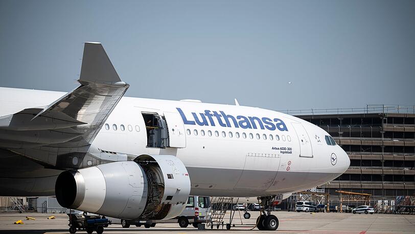 Lufthansa verbucht im zweiten Quartal infolge der stark gestiegenen Kerosinpreise einen herben Gewinneinbruch.