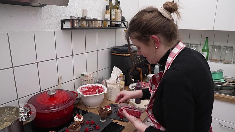 Elise dekoriert ihre Dessert-Kleinigkeiten - den Plan B bemerkt sicher niemand.