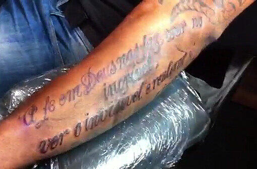 Das tut schon beim Hinschauen weh: Hier lässt sich Breno einen Riesen-Schriftzug auf den Arm tätowieren