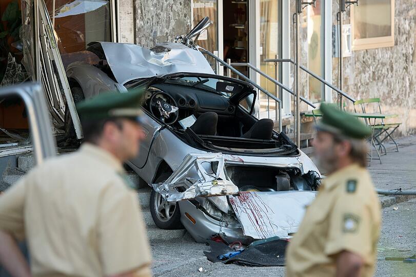 Vollig demoliert landete ein Cabrio im Schaufenster einer Wäscherei. Bei der Verfolgungsjagd sind drei menschen verletzt und ein kleines Mädchen getötet worden.