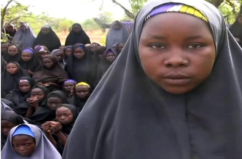 In der Hand von Boko Haram: Ein Gruppe der Geiseln irgendwo in Nigeria.