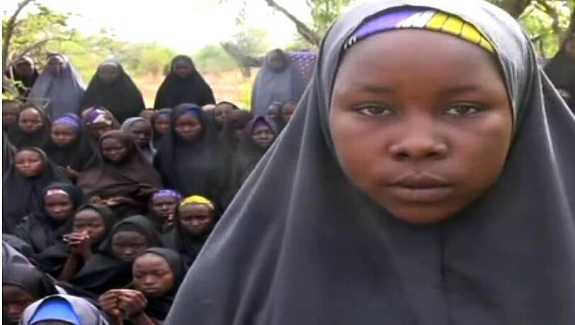 In der Hand von Boko Haram: Ein Gruppe der Geiseln irgendwo in Nigeria.