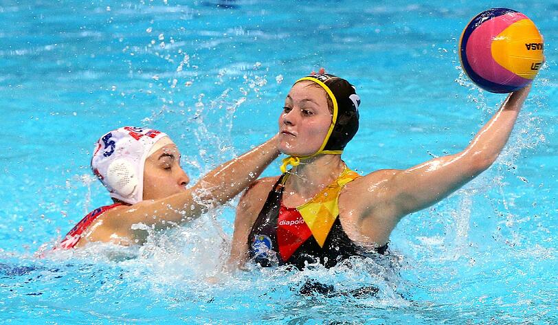 Einblick in die Partie Deutschland - Kroatien beim Wasserpolo.