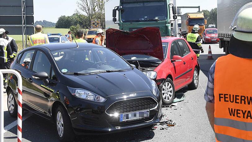 Ein Lkw ist auf der A8 in ein Stauende gefahren. Hier sind die Bilder vom Unfallort.