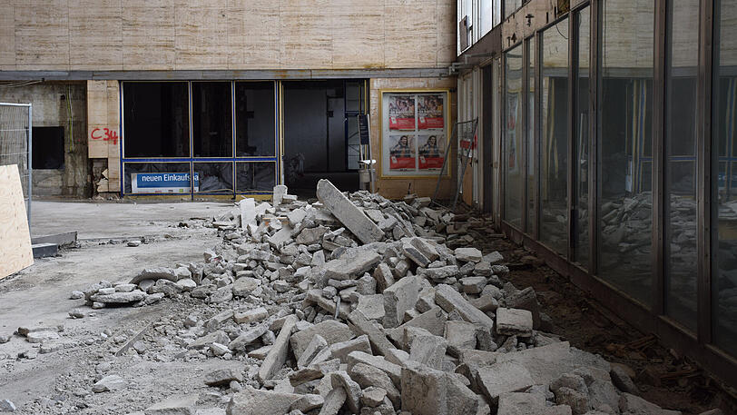 Lebensgefahr: Außer Bauarbeitern darf derzeit keiner in die Schalterhalle.