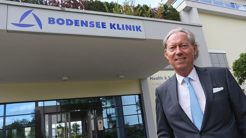 Schönheitschirurg Professor Werner Mang vor der von ihm gegründeten Bodensee Klinik.