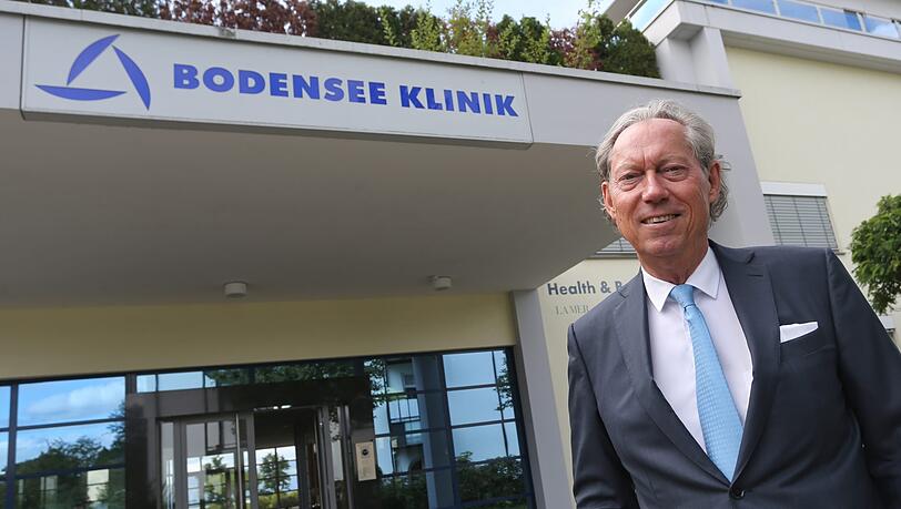 Schönheitschirurg Professor Werner Mang vor der von ihm gegründeten Bodensee Klinik.