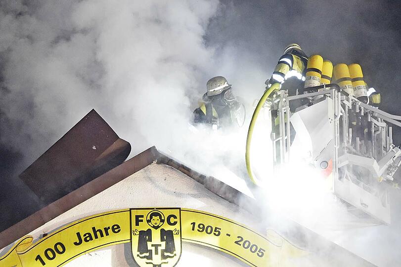 Während der Weihnachtsfeier des FC Teutonia München brach im Vereinsheim Feuer aus. Die Bilder.