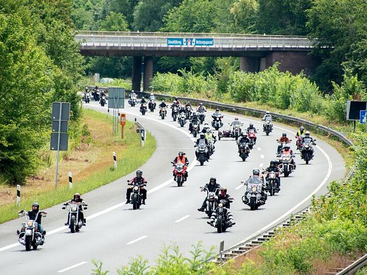 Motorradfahrer fahren während einer Demonstrationsfahrt auf einer Autobahn. Foto: Hauke-Christian Dittrich/dpa/Archivbild