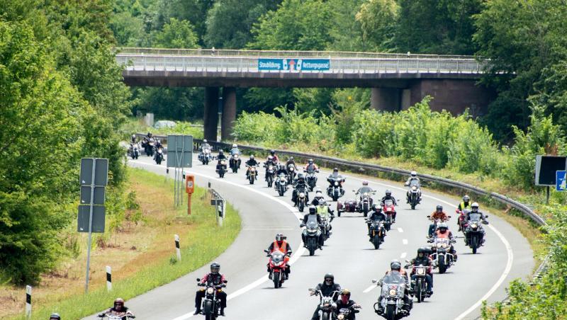 Motorradfahrer fahren während einer Demonstrationsfahrt auf einer Autobahn. Foto: Hauke-Christian Dittrich/dpa/Archivbild