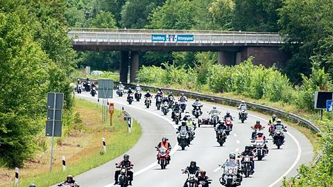 Motorradfahrer fahren während einer Demonstrationsfahrt auf einer Autobahn. Foto: Hauke-Christian Dittrich/dpa/Archivbild