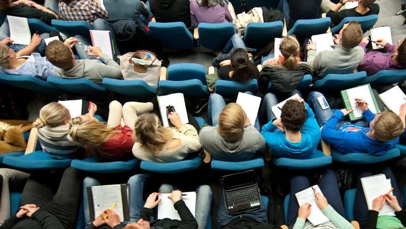 Studenten sitzen in einer Vorlesung in einem Hörsaal. Foto: Julian Stratenschulte/dpa Studenten sitzen in einer Vorlesung in einem Hörsaal. Foto: Julian Stratenschulte/dpa