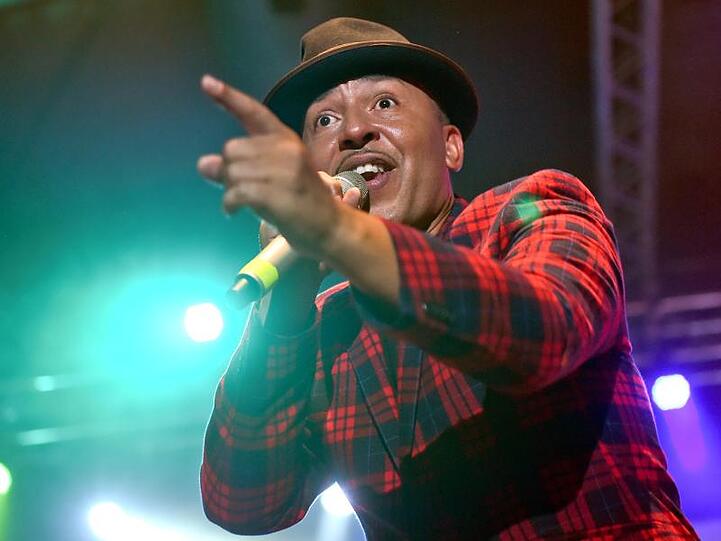 Sänger Lou Bega steht beim "Eine Welt-Festival" auf der Bühne. Foto: Britta Pedersen/Archivbild