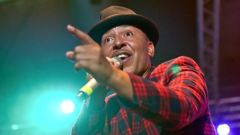 Sänger Lou Bega steht beim "Eine Welt-Festival" auf der Bühne. Foto: Britta Pedersen/Archivbild Sänger Lou Bega steht beim "Eine Welt-Festival" auf der Bühne. Foto: Britta Pedersen/Archivbild