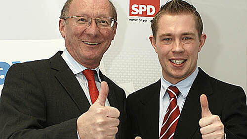 Franz Maget und sein „Shooting-Star“ Michael Adam: Der Jung-Politiker regiert künftig im niederbayerischen Bodenmais.Foto: Mike Schmalz Franz Maget und sein „Shooting-Star“ Michael Adam: Der Jung-Politiker regiert künftig im niederbayerischen Bodenmais.Foto: Mike Schmalz