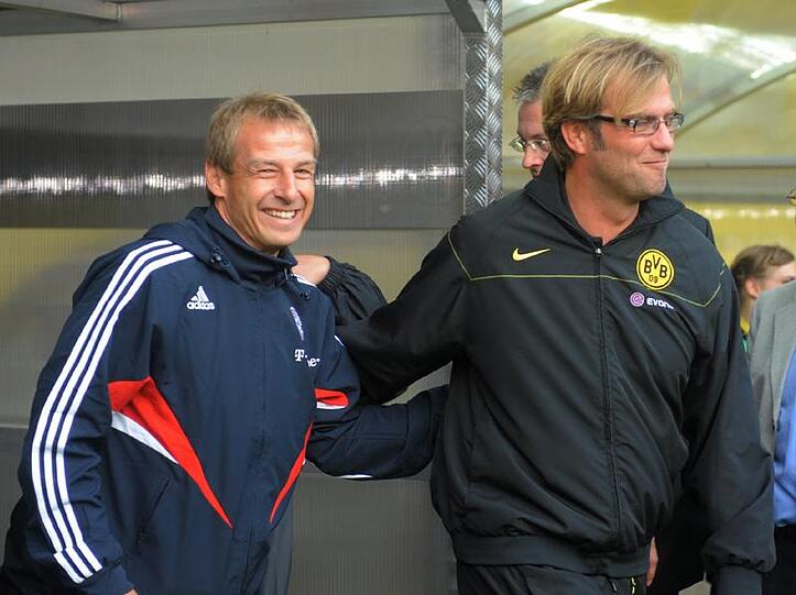 Jürgen Klinsmann (l) und Jürgen Klopp betreten gemeinsam das Stadion.