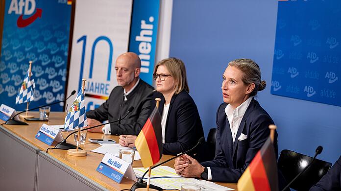 (v.l.) Der bayerische AfD-Spitzenkandidat Martin Böhm, die bayerische Spitzenkandidatin Katrin Ebner-Steiner und Alice Weidel, Fraktionsvorsitzende der AfD nach der Landtagswahl 2023 in Bayern.