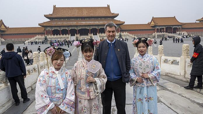 Schee war's scho: Markus Söder am Dienstag beim besuch der historische Verbotenen Stadt in der Chinese Hauptstadt Beijing met Frauen in tradellen Kostümen.