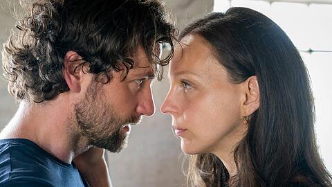 "Ein Schritt zum Abgrund": Jana (Petra Schmidt-Schaller, r.) liebt ihren Mann Christian (Florian Stetter) immer noch.