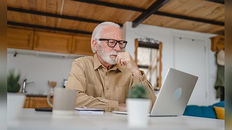 Ältere Beschäftigte sollen mit der geplanten Aktivrente motiviert werden, länger im Beruf zu bleiben.