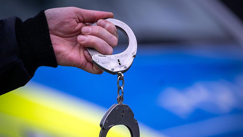 Die Polizei nimmt den Betrunkenen fest. (Symbolbild)