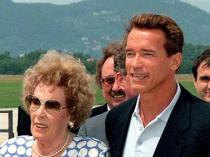 Arnold Schwarzenegger und seine Mutter Aurelia im Jahr 1997