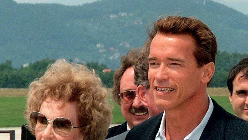 Arnold Schwarzenegger und seine Mutter Aurelia im Jahr 1997 Arnold Schwarzenegger und seine Mutter Aurelia im Jahr 1997