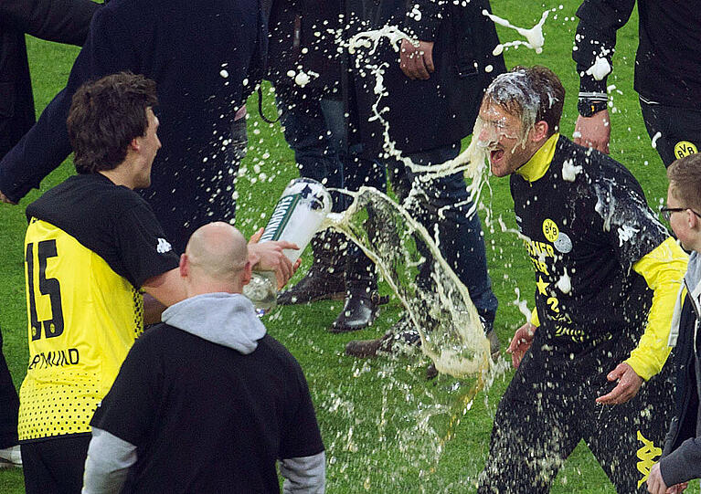 Spielerfrauen stürmen den Rasen, Klopp knutscht alle: Die Dortmunder lassen's krachen. Die Bilder von der BVB-Party